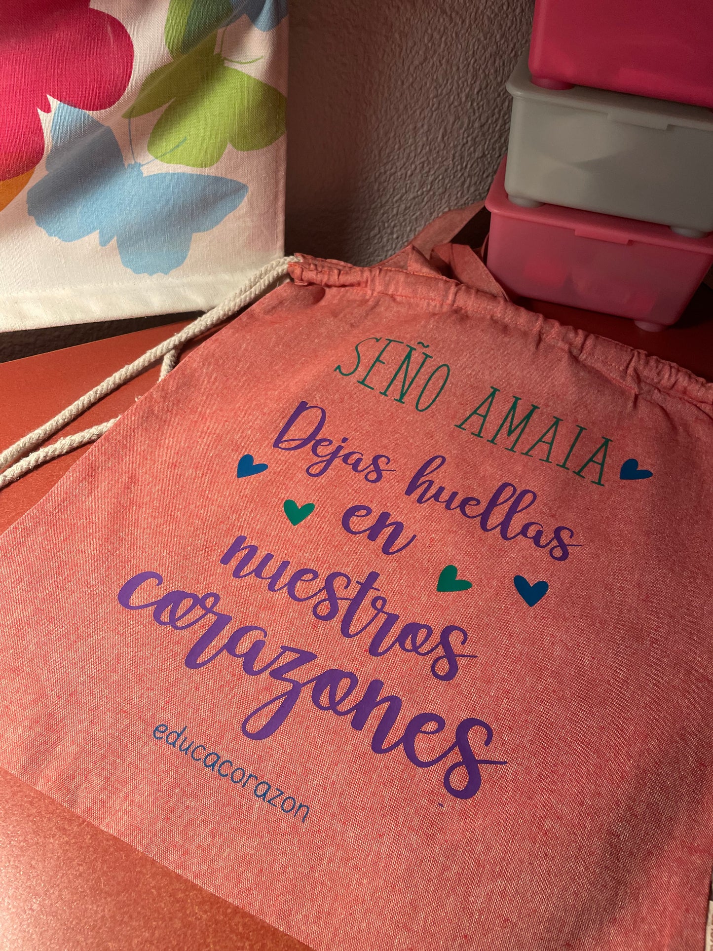 BOLSO MOCHILA ROJA “DEJAS HUELLAS…”