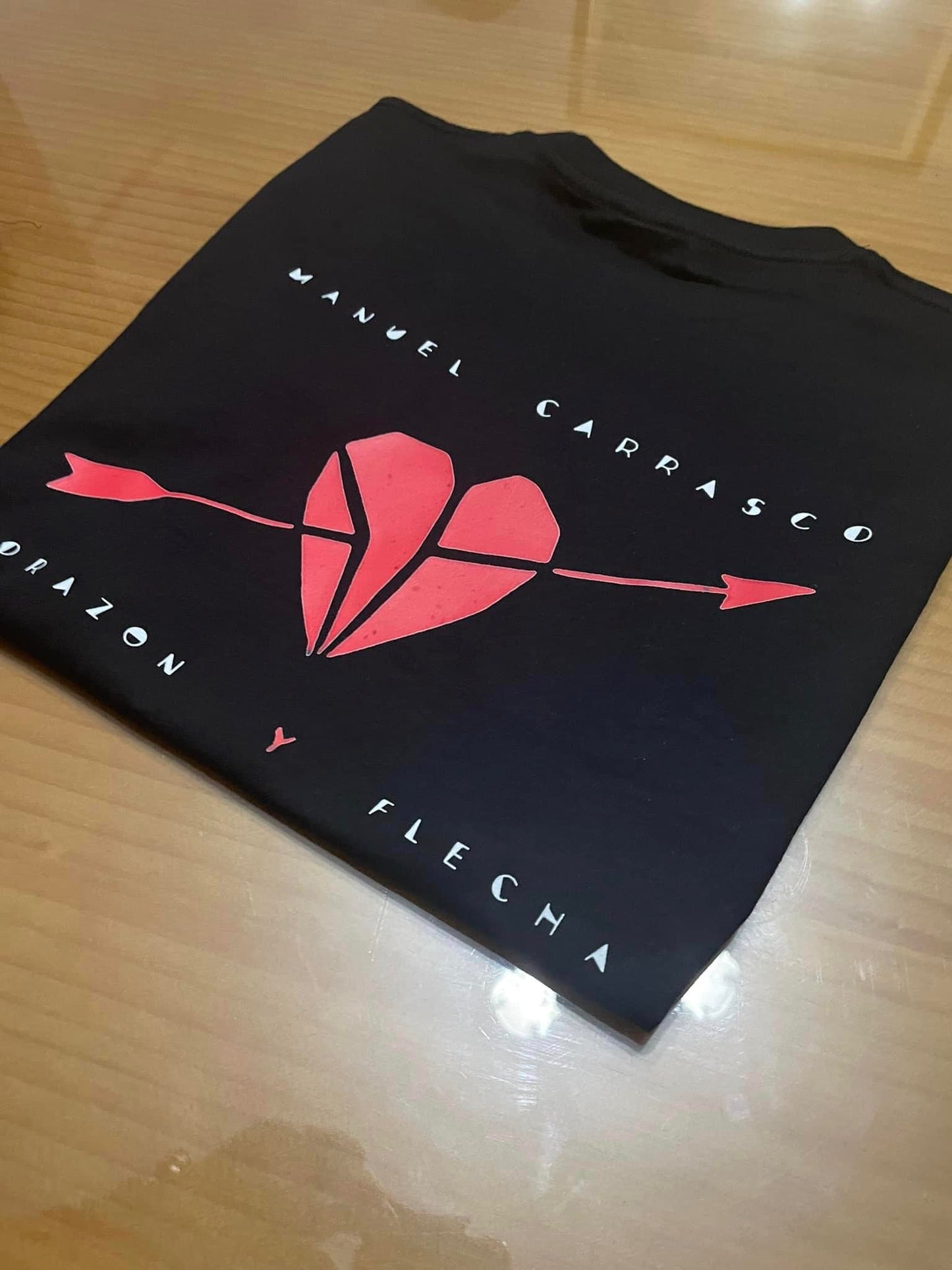 CAMISETA MANUEL CARRASCO CORAZÓN Y FLECHA