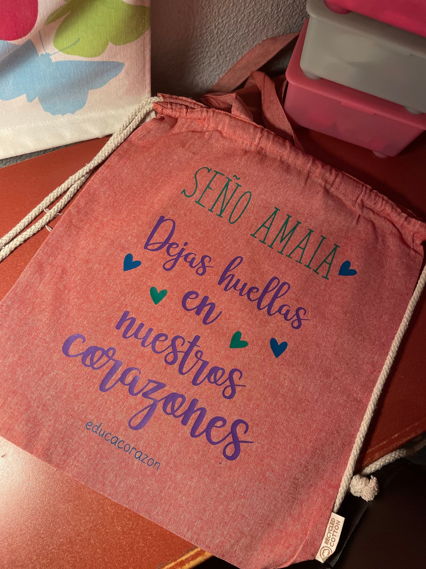 BOLSO MOCHILA ROJA “DEJAS HUELLAS…”
