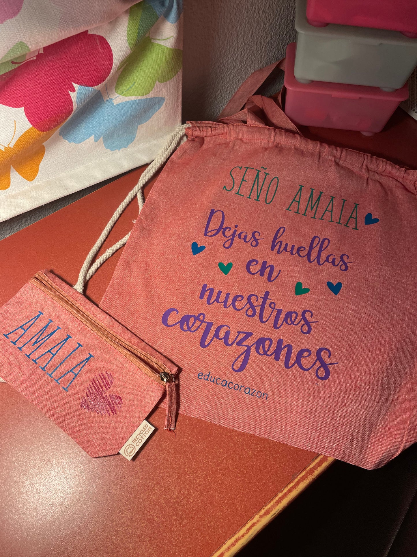 BOLSO MOCHILA ROJA “DEJAS HUELLAS…”